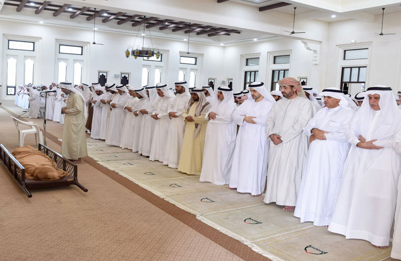 حاكم أم القيوين يؤدى صلاة الجنازة على جثمان الشيخ أحمد بن عبدالله بن سعيد ‏المعلا