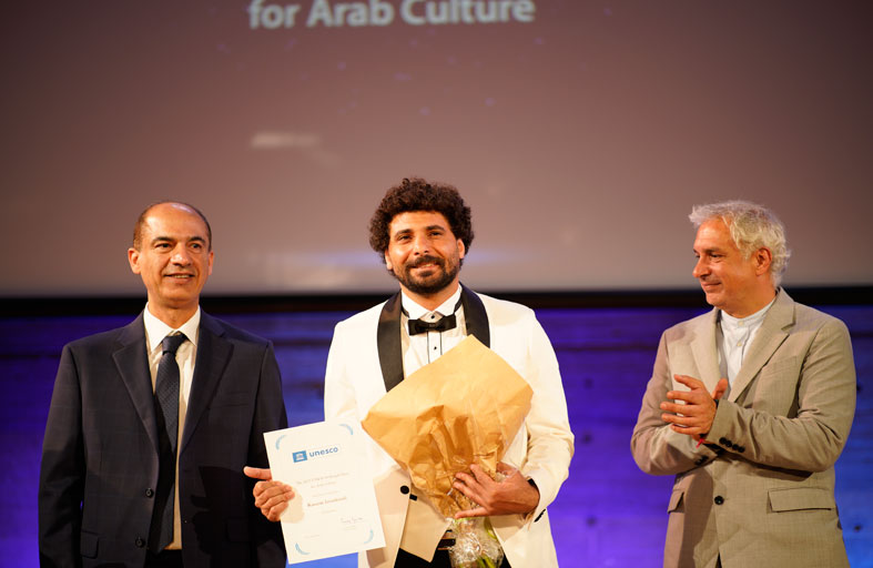 الممثل والمخرج اللبناني قاسم إسطنبولي يفوز  بجائزة «اليونسكو الشارقة للثقافة العربية»