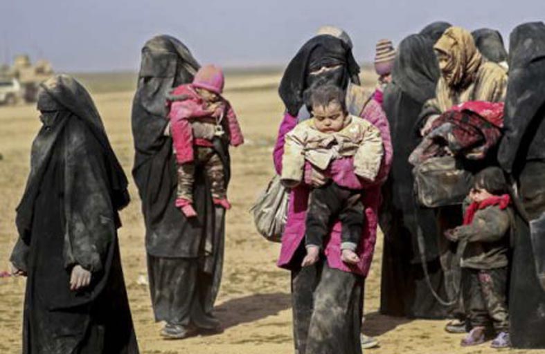  سوريات عائدات من مخيم الهول يواجهن رفض المجتمع في الرقة 