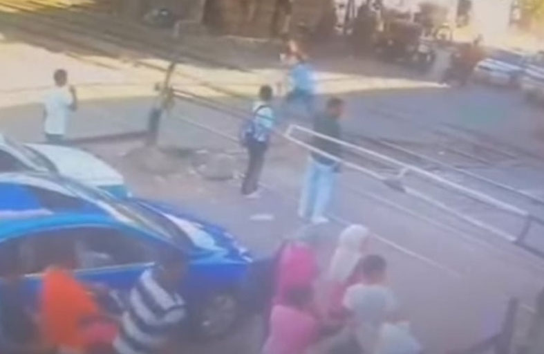 ينقذ شاباً من الدهس أسفل القطار
