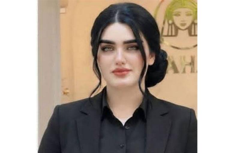 وقف محامية عن العمل بسبب إطلالتها