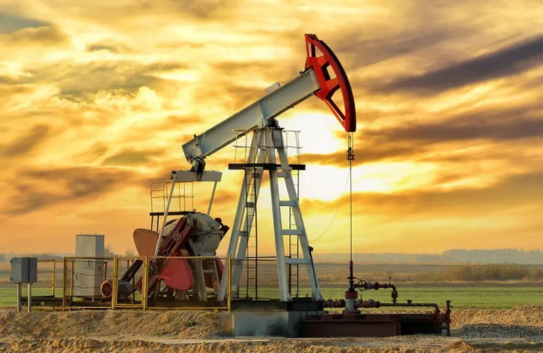 النفط يصعد في انتعاش أسبوعي بفضل توقعات بشح الإمدادات