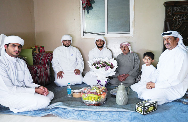 نادي الذيد يحتفي بكبار السن بزيارة الشاعر عبيد سالم بن دلموك الكتبي 