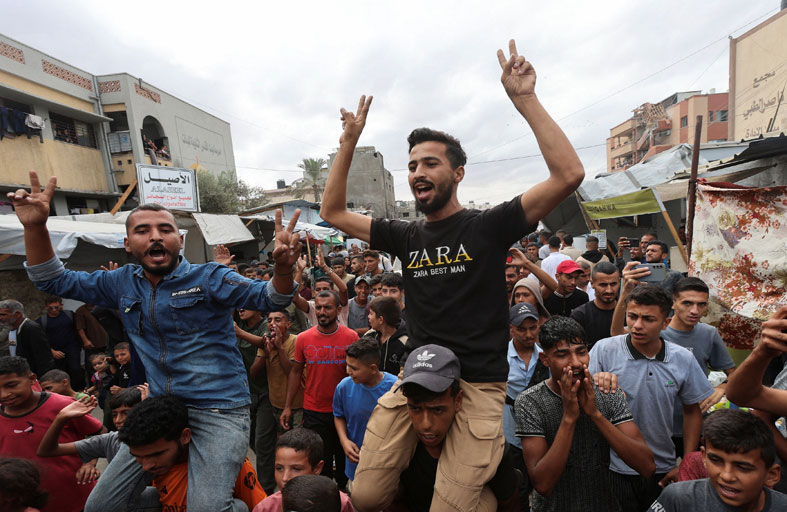 في قطاع غزة.. فلسطينيون يغنون ويرقصون فرحا 