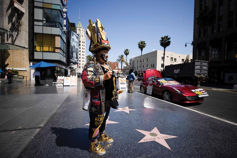 مشجعة الأوسكار فيفيان روبنسون تقف خارج مسرح دولبي قبل حفل توزيع جوائز الأوسكار رقم 93 في لوس أنجلوس. رويترز