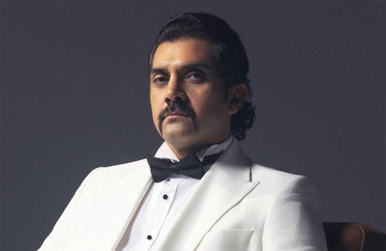 انتحرت بسم الفئران.. مطرب شهير يروي مأساة والدته