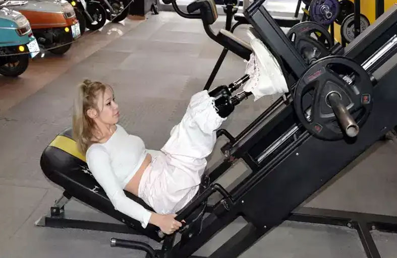 مدربة شهيرة تعود لناديها بساقين اصطناعيتين 