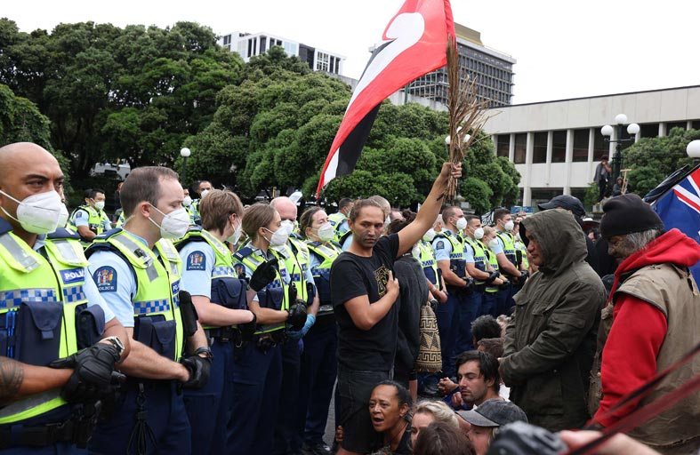 نيوزيلندا تفض اعتصاماً لمحتجين ضد لقاحات كوفيد 
