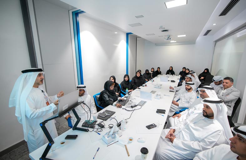 بلدية مدينة أبوظبي تعقد ورشة لموظفيها حول «النماذج الذهنية» لتعزيز كفاءة الأداء وزيادة الإنتاجية
