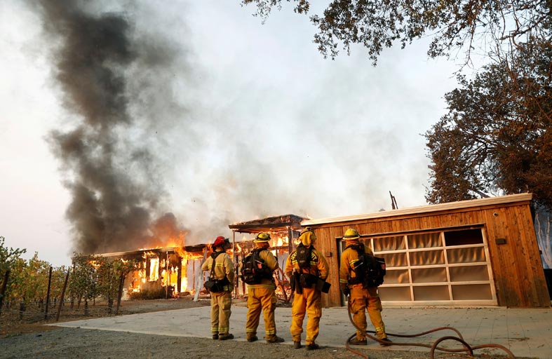 الحرائق تدمر مناطق على الساحل الغربي الأميركي 