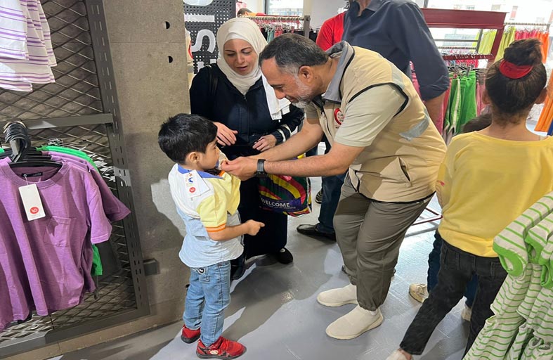 الهلال الأحمر الإماراتي يوزع كسوة العيد على الأيتام ومصابي السرطان في 4 محافظات سورية
