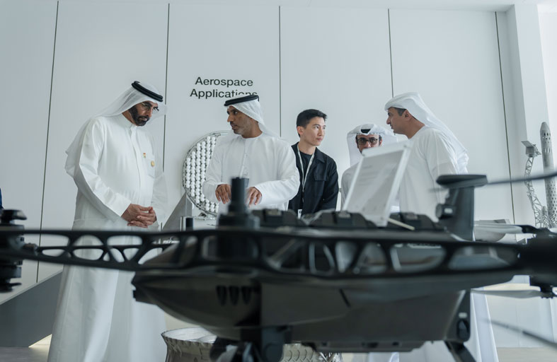 وزير الدولة لشؤون الدفاع يطلع على الأجنحة المشاركة في اليوم الأخير من معرض دبي للطيران
