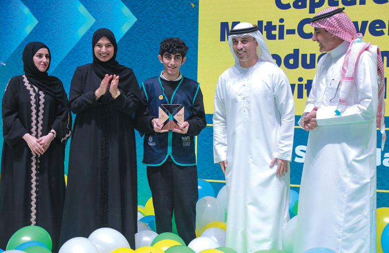 أحمد بالهول الفلاسي يتوج الفائزين بجائزة «العالم الإماراتي الشاب» 
