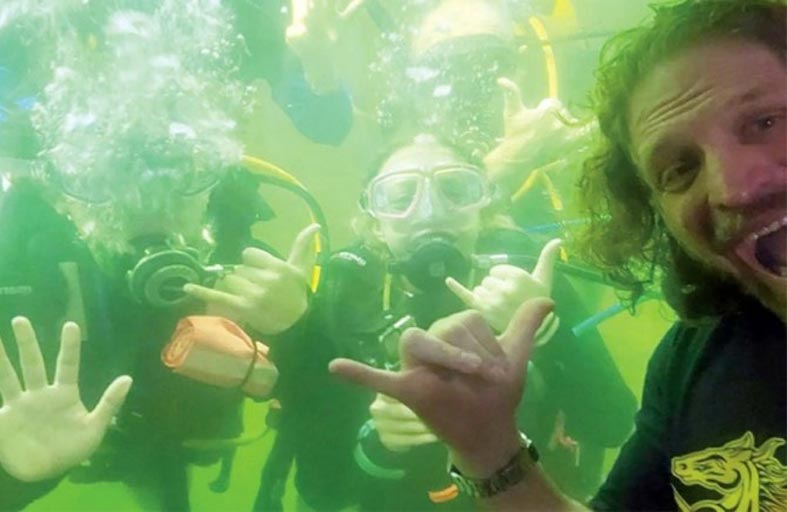 باحث يسجل رقما قياسيا للعيش تحت الماء
