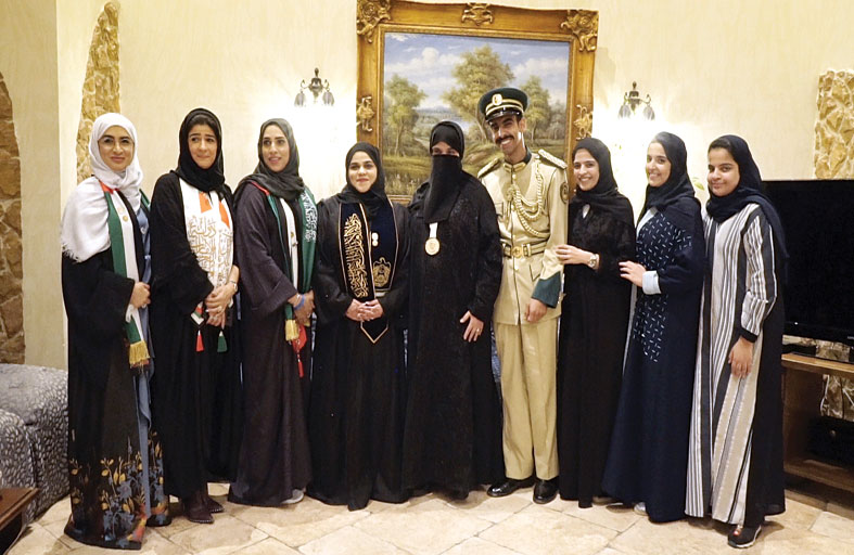 شرطة دبي تستكمل مبادرتها «ملامسة قلب الأم» بزيارة أسر الخريجين