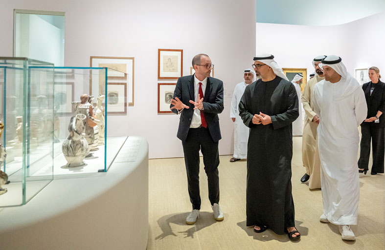 خالد بن محمد بن زايد يزور المعارض الفنية الموسمية في متحف اللوفر أبوظبي 