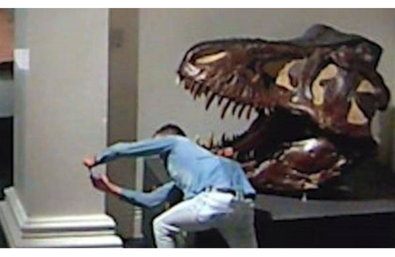 يتسلل لمتحف ويلتقط سيلفي مع ديناصور