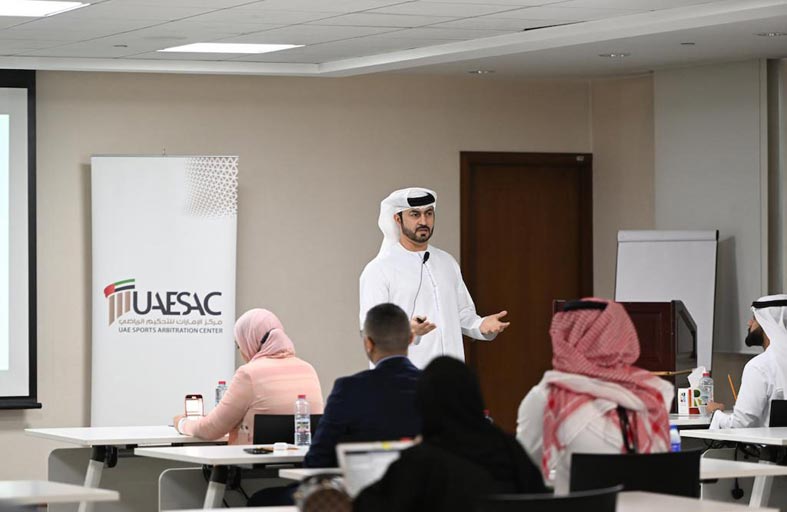 الإمارات للتحكيم الرياضي يستعرض 14 محورا في الدورة التدريبية للمحكمين والموفقين
