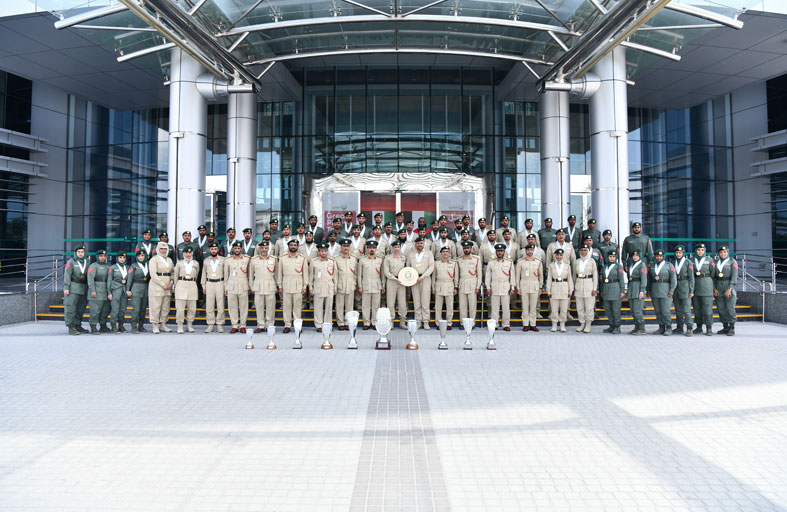 اللواء المري يتسلم درع التفوق العام من منتخب شرطة دبي