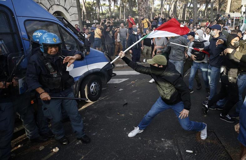 آلاف يتظاهرون في إيطاليا ضد إلزامية تصاريح كوفيد 