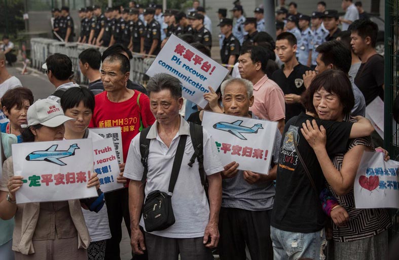 أهالي ضحايا الطائرة الماليزية يطالبون بعمليات بحث جديدة 