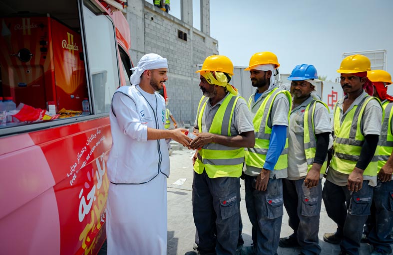 الحملة المجتمعية الإنسانية «ثلاجة الفريج» تواصل توزيع المياه الباردة والعصائر والمثلجات على العمال في دبي