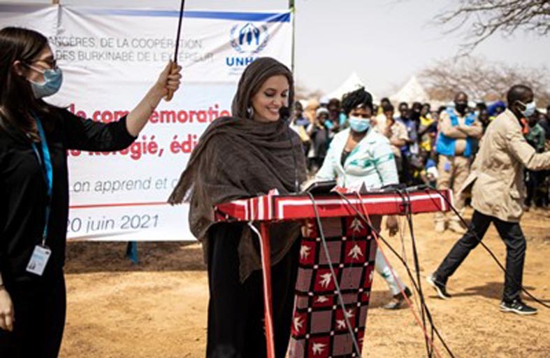 أنجيلينا جولي تدعم اللاجئين في بوركينا فاسو
