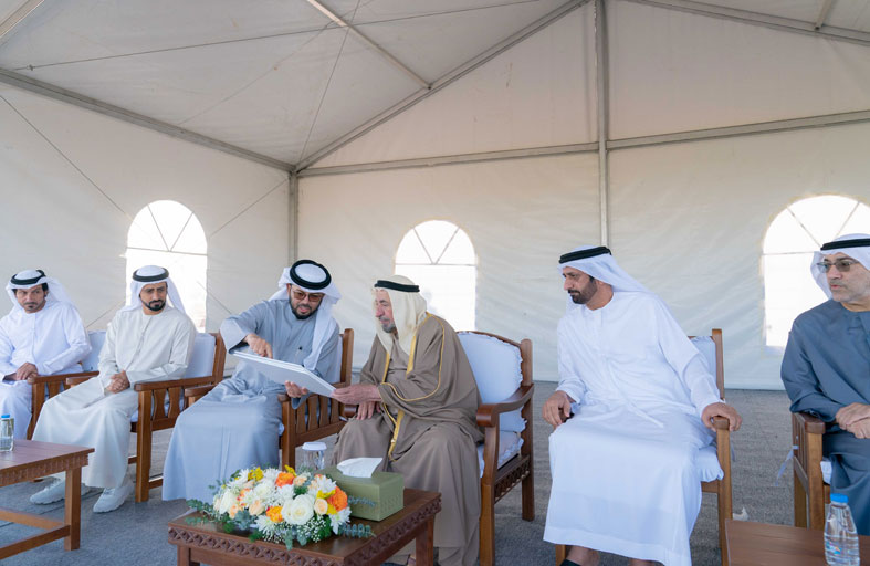 حاكم الشارقة يطلع على سير العمل في مزرعة القمح