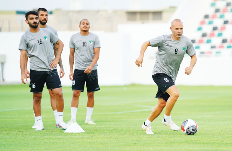 نجم الكرة العالمي أندريس إنييستا يؤكد جاهزيته لخوض أولى مبارياته مع نادي الإمارات
