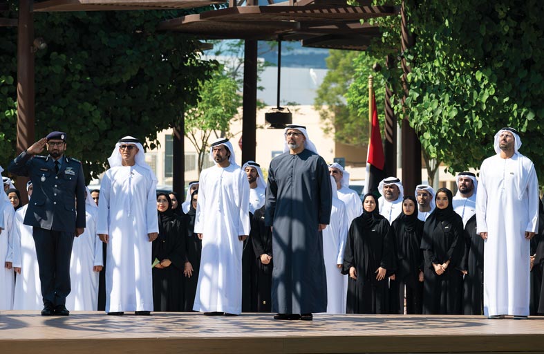 خالد بن محمد بن زايد يرفع علم الدولة أمام مكتب أبوظبي التنفيذي احتفاءً بيوم العلم 