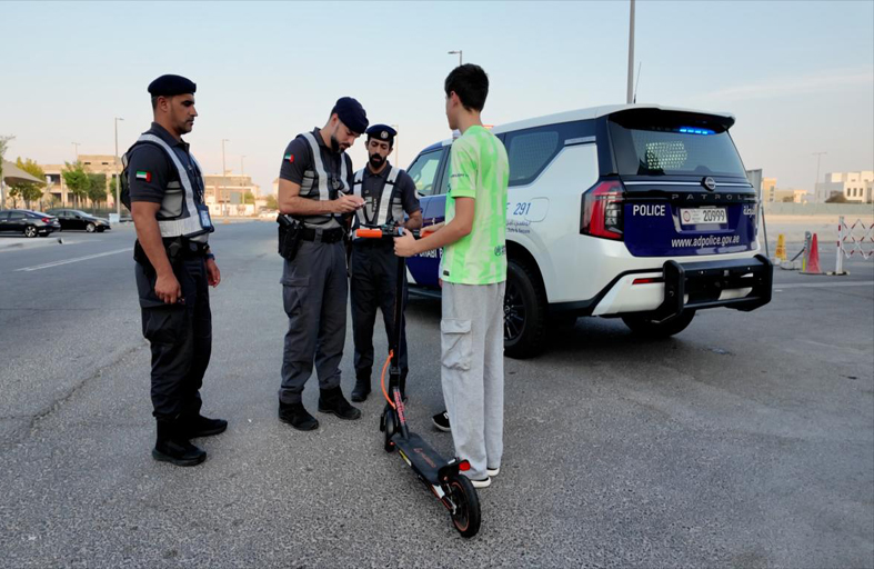شرطة أبوظبي تشدد إجراءاتها للحد من مخالفات السكوترات الكهربائية وتحجز 9,237 سكوترًا خلال 10 أشهر