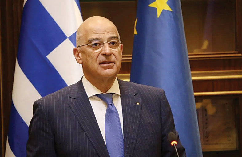 وزير خارجية اليونان يرفض النزول من طائرته في طرابلس ويصل بنغازي 