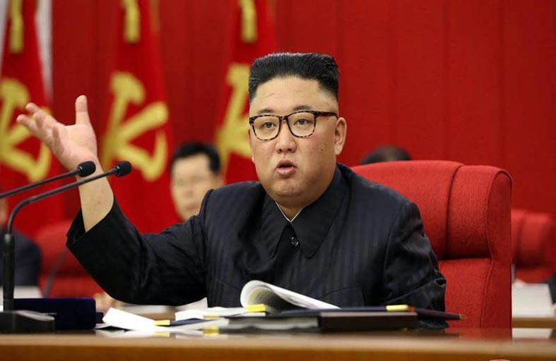 كيم يشيد بعلماء كوريا الشمالية 