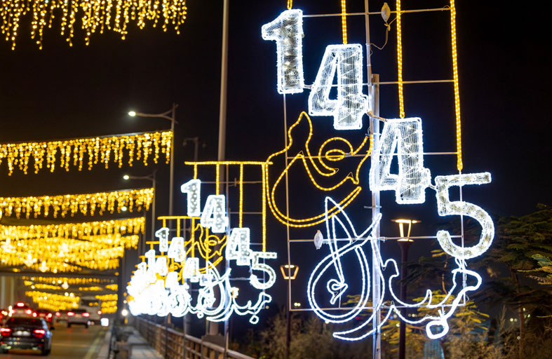 بلدية مدينة أبوظبي تزيّن كورنيش أبوظبي وعدداً من الجسور بمئات المجسمات المضيئة احتفاءً بالعام الهجري الجديد