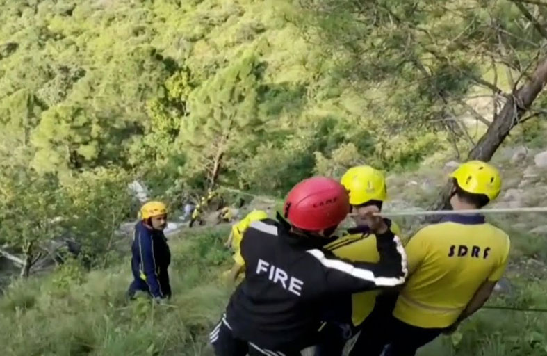 سقطت الحافلة في واد فقتل 25 شخصاً