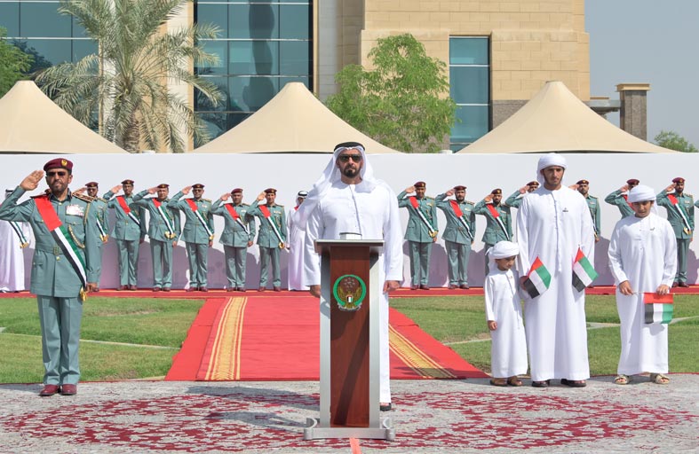 سيف بن زايد يرفع علم الدولة على سارية مبنى الداخلية 