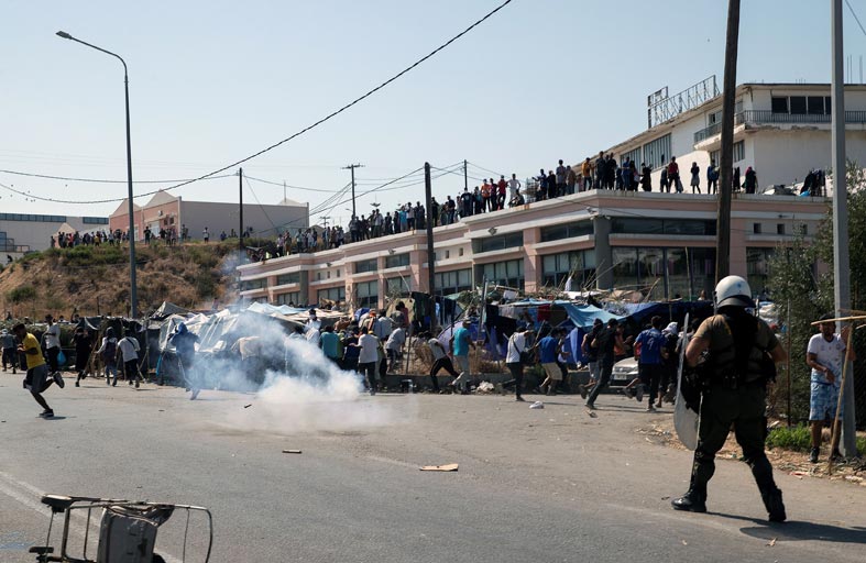الشرطة اليونانية تطلق الغاز المدمع على مهاجرين 