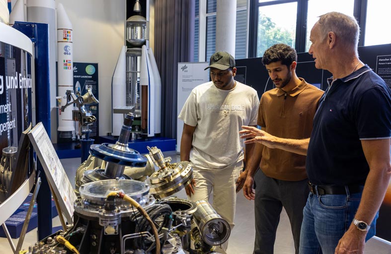 طالب من جامعة خليفة يسهم بتطوير منظومة مبتكرة للهبوط على سطح القمر