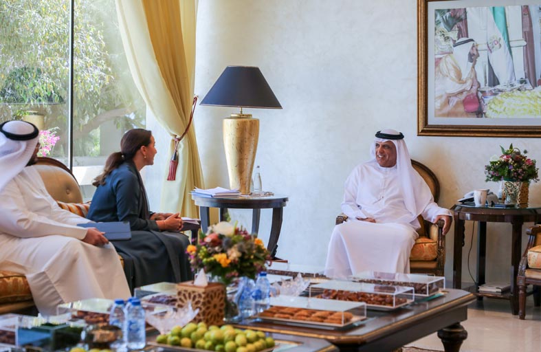 حاكم رأس الخيمة يطلع على خطط وبرامج وزارة التغير المناخي والبيئة