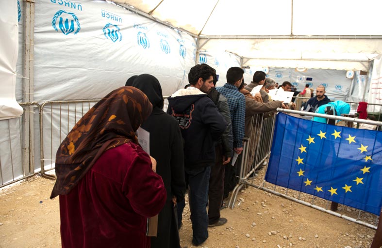 «إندبندنت»: الاتحاد الأوروبي يموّل عمليات ترهيب اللاجئين