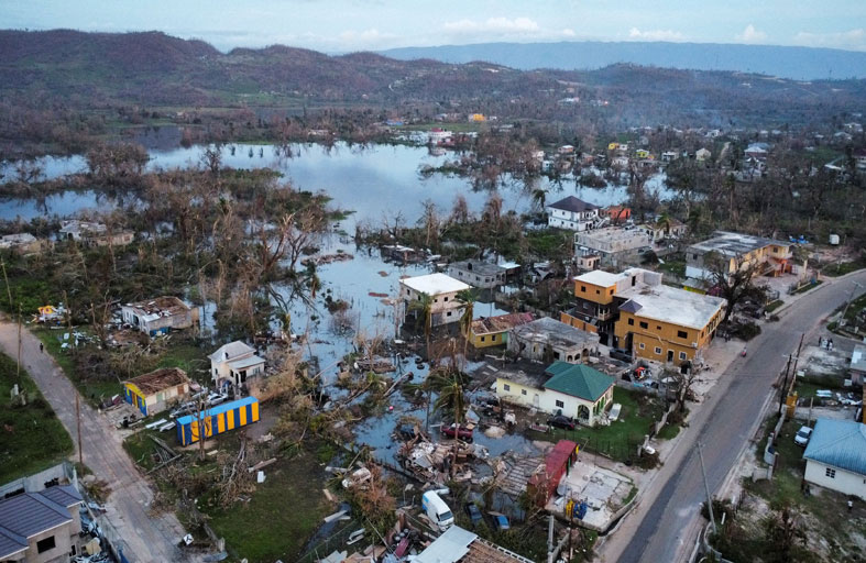 مستشفيات ميدانية في مناطق الإعصار بجامايكا 