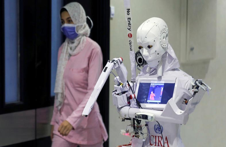 روبوت مصري يجري اختبارات كوفيد- 19