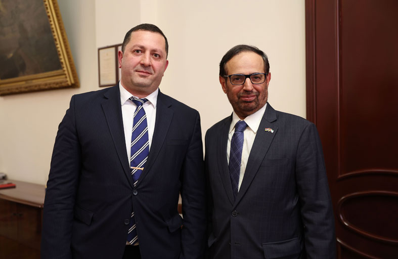 علي راشد النعيمي يلتقي رئيس  جامعة يريفان الحكومية