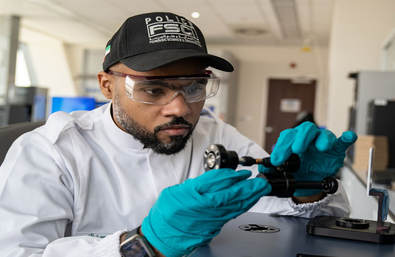 شرطة دبي تربط نظام بصمة السلاح مع  قاعدة بيانات «الإنتربول»