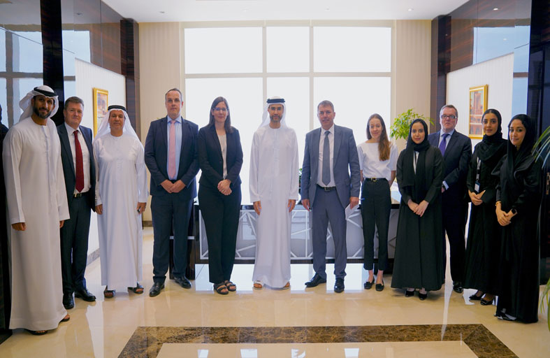 الحسيني يبحث مع المبعوث التجاري البريطاني التعاون في مجال الخدمات المالية