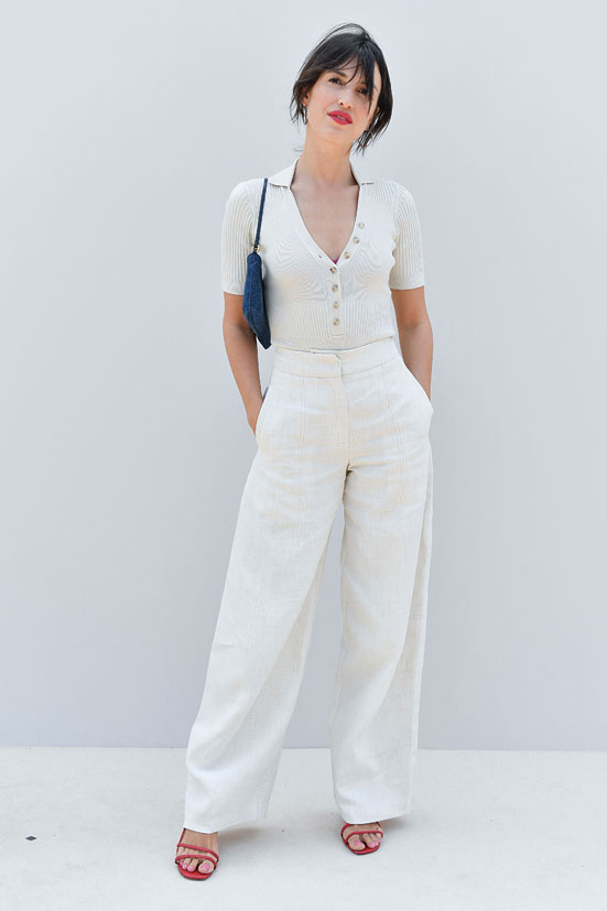 المصممة والممثلة الفرنسية جين داماس لدى وصولها إلى عرض جاكيموس للملابس الرجالية لربيع وصيف 2024 كجزء من أسبوع الموضة في باريس. (ا ف ب)
