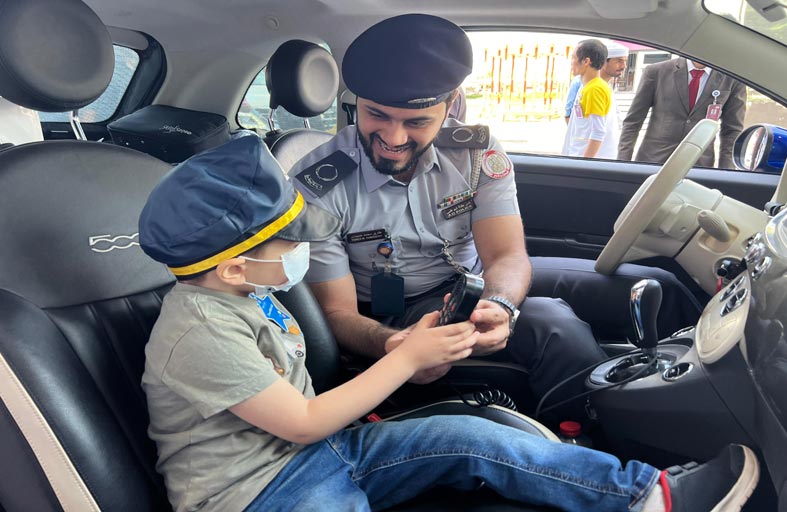 شرطة أبوظبي تزور أطفال مرضى السرطان وتسعدهم بالهدايا
