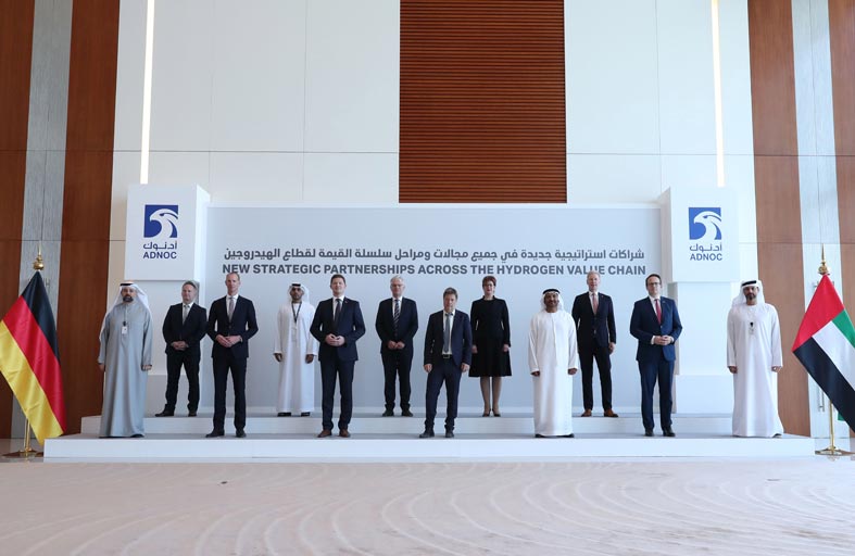 التوقيع على اتفاقيات تعاون وبيع شحنات تجريبية من الأمونيا منخفضة الكربون خــلال زيـارة وزيــر الشـؤون الاقتصاديـة وحمايـة المنـاخ الألماني إلى الإمــارات