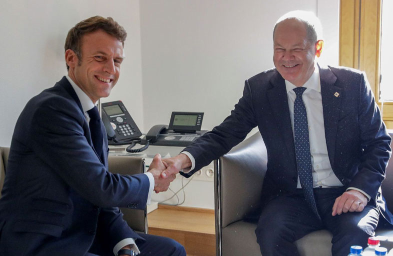 بين ماكرون وشولتز، ...وتعطّلت لغة الكلام...!