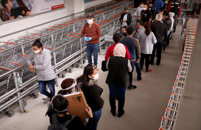 حشود من المشترين في كولومبيا تتحدى الوباء  